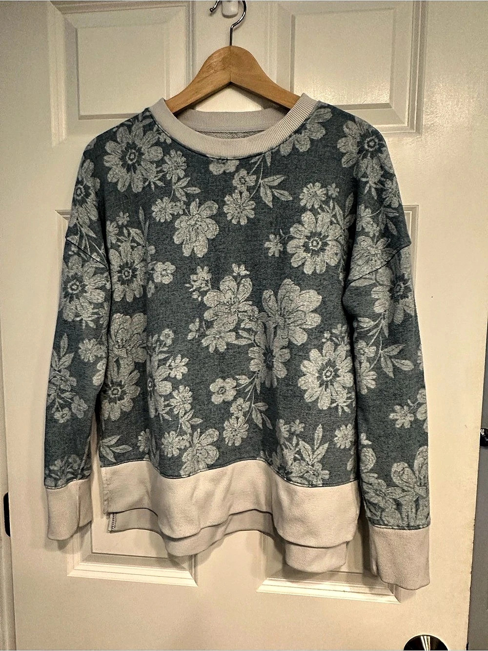 Time and Tru Floral Sweatshirt Medium Gray & White Like